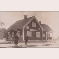Lindsäter station troligen i början av 1920-talet. På bilden ses banvakten Ernst Gustaf Andersson (1883-1960), hans hustru Jenny Maria (1886-1969 och deras dotter Alice Maria (1911-1987). Bilden är ett bidrag från Frank Leander. Foto: Okänd. 