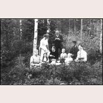 98 Woxsäter troligen 1913. Banvaktsfamiljen har fått besök av de utflyttade döttrarna Selma och Ida och njuter av en kaffestund i det gröna. Sittande från vänster dottern Ester som var epileptiker och dog ung, dotterdottern Signe f. 1906, banvaktshustrun Ida, yngste sonen Holger, dotterdottern Maj, f. 1911, banvakten Karl Gustaf Gustafsson och dottern Ida Winkvist, mor till flickorna Signe och Maj. Stående ses dottern Selma Lundqvist, f. 1890 samt Hannas make John Winkvist, som var stationskarl vid Malmbanan, senare i Östersund. Bild från Digitalt Museum - Länsmuseet Gävleborg. Foto: Erhard och Emil Nilsson. 