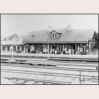 Flen station med gamla stationshuset som på 1890-talet flyttades till Skebokvarn. Foto: Okänd. 