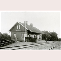 Skultorp station 1910. Bild från Sveriges Järnvägsmuseum. Foto: Okänd. 