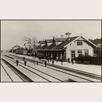 Hallsberg station 1880, första stationshuset. Bild från Sveriges Järnvägsstation. Foto: Okänd. 