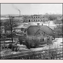 368B Hamntorget före 1920. Bakom banvaktsstugan syns Tullhuset och i bildkanten till höger det s.k. Expositionshuset, byggt 1862 efter ritning av SJ:s chefsarkitekt Adolf W. Edelsvärd. Foto: Okänd. 