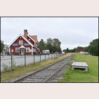 Strömsund station den 10 augusti 2016. Stationshuset innehåller numera en "järnvägsrestaurang" men inte av den klassiska modellen. Foto: Bengt Gustavsson. 