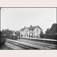 Storå station omkring 1900. Stationshuset har fått ytterligare en våning. Bild från Sveriges Järnvägsmuseum. Foto: Alfred Michelson, Lindesberg. 