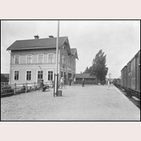 Storå station omkring 1910. Stationshuset är ombyggt eller nybyggt. Bild från Sveriges Järnvägsmuseum. Foto: Okänd. 
