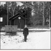 371 Sanna 1965, således kort innan stugan revs. Pojken heter Peter Kleve och det är hans far som tagit bilden. Foto: Birger Kleve. 