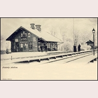 Fiskeby station 1903, innan stationshuset byggdes om. Vykort från Fröbergs i Finspång. Foto: Okänd. 