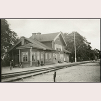 Fiskeby station på 1920-talet, efter ombyggnad. Bild från Sveriges Järnvägsmuseum. Foto: Okänd. 