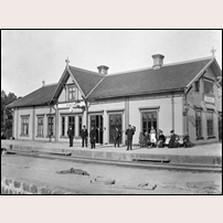 Bäckefors station, gamla stationshuset 1903. Bild från Sveriges Järnvägsmuseum. Foto: Okänd. 
