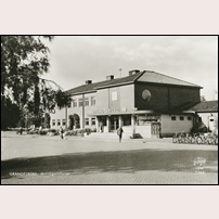 Grängesberg C gatusidan, det 1941 byggda stationshuset gemensamt för BJ och TGOJ. Foto: Okänd. 