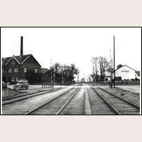 695 Borrby 1957. Stugan syns till vänster, bortom kryssmärket. Bilden är tagen av SJ Signalsektion i Malmö och finns numera på Sveriges Järnvägsmuseum. Foto: Okänd. 