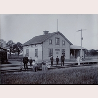 Karlslund station omkring 1900. Bild från Sveriges Järnvägsmuseum. Foto: Okänd. 