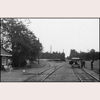 Karlslund station någon gång på 1930-talet före 1937. Till vänster ses spåret till Karlslunds kvarn invid Svartån, troligen rivet i slutet av 1930-talet. Bild från Sveriges Järnvägsmuseum. Foto: Okänd. 