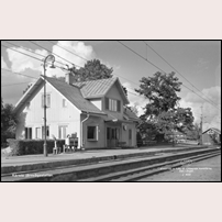 Kårsta station 1950. Vykort från O. Lilljeqvists Konstförlag. Fotoår enligt Sveriges Järnvägsmuseum. Foto: Okänd. 