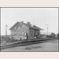 Hidingebro  station omkring 1900. Bild från Sveriges Järnvägsmuseum. Foto: Okänd. 