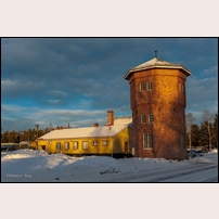 Älvsbyn station den 17 januari 2017, det fina vattentornet finns kvar trots att det sedan länge inte finns några ånglok att betjäna. Foto: Mikael Lundberg. 