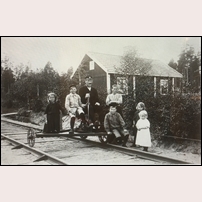 728 Ore Noret (här med tidigare nr 7) omkring 1912. Banvakten Otto Herman Flink (1875-1946) med hustrun Christina Charlotta Linell (1871-1956) och fem av barnen. Numret i banvaktens mössmärke är samma som på stugan. Foto: Okänd. 