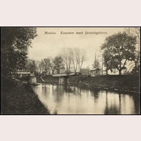 Motala, svängbron över Göta kanal i öppet läge. Bilden tagen omkring 1910. Foto: Okänd. 