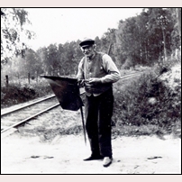 Ljungstorp hållplats på1920-talet med grindvakten och "anhaltsstopparen" August Andersson (1849-1935). Bild från ljungstorpshistoria.se. Foto: Okänd. 