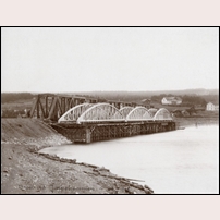 Järpströmmen den 28 augusti 1915, den gamla ur bruk tagna bron närmast och bakom den syns den just färdigställda nya bron. Bild från Sveriges Järnvägsmuseum. Foto: Okänd. 