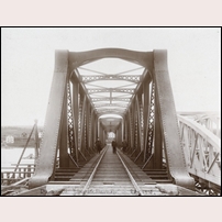 Järpströmmen den 28 augusti 1915, den nya bron med den gamla skymtande till höger. Bild från Sveriges Järnvägsmuseum. Foto: Okänd. 