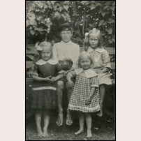 130 Katarp troligen 1918. Här ses de fyra äldsta barnen till banvakten Hjalmar Berg och hans hustru Ingeborg. De är fint uppklädda, flickorna har spetskrage och rosett i håret. Främre fr.v. främre Anna Maria Ingeborg (1912-2003) och Rut Karin (1914-1982), bakre Nils Karl Gustaf (1907-1972) och Eva Matilda (1910-1999). Foto: Okänd. 