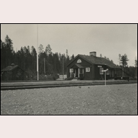 Kuri station någon gång mellan 1937 och 1960. Bild från Sveriges Järnvägsmuseum. Foto: Okänd. 