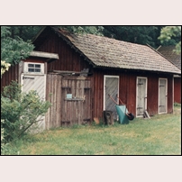 634 Kvill den 16 juli 1995. Uthus som genom ett plank är förbundet med ett fristående avträde, ett mycket vanligt utförande. Foto: Jöran Johansson. 