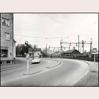 458B Linköping 1955. Banmästarstugan är den ljusa byggnaden ovanför bilen (en Opel Kapitän 1955-1957 års modell). Bilden förmedlad av Per-Olov Brännlund. Foto: Okänd. 