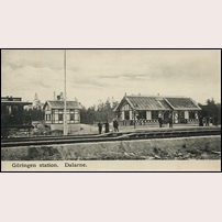 Göringen station omkring 1905, till höger första stationshuset, till vänster banmästarstugan. Bild från Sveriges Järnvägsmuseum. Foto: Okänd. 