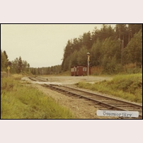 Övermorjärv hållplats 1968-1969. Bild från Sveriges Järnvägsmuseum som i bildtexten uppger att hållplatsen anlades 1947. Den uppgiften är inte korrekt och kan möjligen avse när den större hållplatsbyggnaden uppfördes. Foto: Okänd. 