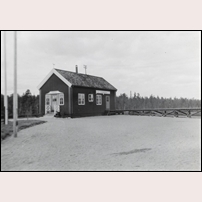 Kvarnbränna, den ursprungliga hållplatsstugan någon gång före 1933. Bild från Sveriges Järnvägsmuseum. Foto: Okänd. 