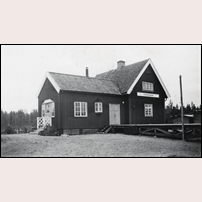 Kvarnbränna, den tillbyggda hållplatsstugan någon gång efter 1933. Den gamla delen, till vänster, är lätt att känna igen från tiden före tillbyggnaden. Bild från Sveriges Järnvägsmuseum. Foto: Okänd. 