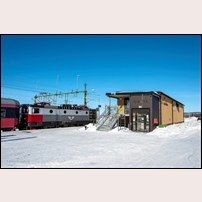 Kiruna provisoriska station i mars 2017. Byggnaden ersatte för några år sedan det pampiga stationshuset vid Kiruna C. Foto: Mikael Lundberg. 