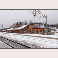 Edane station den 27 januari 2013. Den nybyggda delen till höger inrymmer en restaurang. Foto: Peter Berggren. 