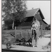 585 Snasastugan 1947, uthuset till banvaktsstugan med banvakten Anders Eriksson och sonen Rolf. Foto: Okänd. 
