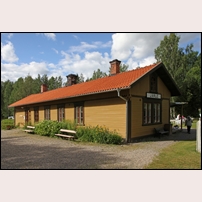 Järle station den 12 juli 2017. Ett mycket fint stationshus som verkar vara i orört originalskick. Foto: Olle Thåström. 
