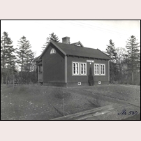 Bökestofta station, boställshus den 14 mars 1927. Bild från Sveriges Järnvägsmuseum. Byggnaden ser ut att finnas kvar än i dag (2017), öster om banan ett stycke norr om det rivna stationshuset. Foto: Okänd. 