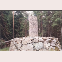 Gränsen Blekinge - Småland med minnesstenen som erinrar om starten av bygget av NAEJ sista etapp, delen Eringsboda - Älmeboda. Bilden är tagen på hösten 1999. Foto: Sven Olof Muhr. 