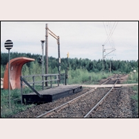 Hornkullen hållplats i maj 1991, fotoriktning österut (järnvägsmässigt norrut). Till vänster går Bergslagsbanans spår vidare mot Ställdalen - Ludvika. Till höger viker Inlandsbanan av på ett under 1960-talet nybyggt spår mot Nykroppa station där den ansluter till den gamla sträckningen söderut mot Kristinehamn. Inlandsbanan gick ursprungligen rakt norrut från Nykroppa och korsade Bergslagsbanan vid Herrhults station, men den delen lades ned och revs då anslutningen vid Hornkullen tillkom. Inlandsbanan kom därefter att gå över Filipstad och anslöt till den gamla linjen vid Persberg. Nackdelen att tåg mellan Kristinehamn och Ställdalen måste gå förbi Hornkullen sju km för att byta färdriktning vid Daglösen blev med tiden alltmer betungande, varför den gamla förbindelsen från Nykroppa upp mot Herrhult byggdes upp igen. Det innebär att en spårtriangel uppkommit och att den i blygsam omfattning återuppväckta persontrafiken på Bergslagsbanan kunnat dras direkt över Kristinehamn mot Karlstad.   Foto: Sven Olof Muhr. 