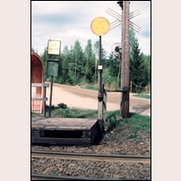 Hornkullen hållplats i maj 1991. Detta måste vara en av de sista hållplatsnamnskyltarna av vägbusstyp vid en svenska järnväg. Foto: Sven Olof Muhr. 