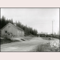 Veda station i maj 1941. Till vänster ligger ett nybyggt bostadshus och rakt fram stationsbyggnaden. Bild från Sveriges Järnvägsmuseum.

 Foto: Otto Östman, Nyland. 