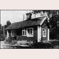 Kärrgruvan station, första stationshuset på sin nya plats i hembygdsparken. Bild från Sveriges Järnvägsmuseum. Foto: Okänd. 