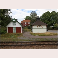 Smedjebacken station den 31 juli 2017. Även uthusen hålls i fint skick och är ett värdefullt inslag i järnvägsmiljön.. Foto: Olle Thåström. 