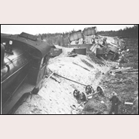 Olycksplatsen vid Abmoälven mellan Moskosel och Trollforsen den 27 juni 1935. Bilden är tagen i motsatt riktning mot den som tåget gick. Foto: Okänd. 