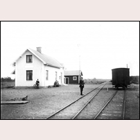 Siggarud station okänt år. Stationsförman Karl August Gustafsson (1876-1931) poserar för fotografen. Han var den förste stationsföreståndaren, inflyttad 1917 från Stora Lundby. Bild från Bygdeband. Foto: Erik Rud. 