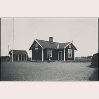 Vedemö håll- och lastplats på 1920- eller 1930-talet (båda uppgifterna förekommer). Bild från Sveriges Järnvägsmuseum. Foto: Okänd. 