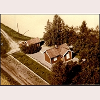 demö hållplats 1956. Bilden tillhör Arkiv Digital (www.arkivdigital.se) och är en skanning av en provkopia (råkopia). Arkiv Digital har flera miljoner liknande bebyggelsebilder från hela Sverige. Foto: Okänd. 