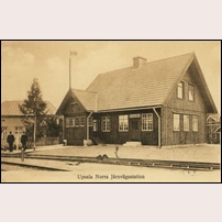 Uppsala Norra station omkring 1920. Byggnaden till vänster är ett bostadshus för järnvägsanställda (hus 9) med ovanlig utformning. Bild från Sveriges Järnvägsmuseum. Foto: Okänd. 