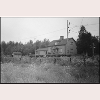 772 Åkre banvakts- och hållplatsstuga omkring 1960. Bild från Sveriges Järnvägsmuseum. Foto: Okänd. 